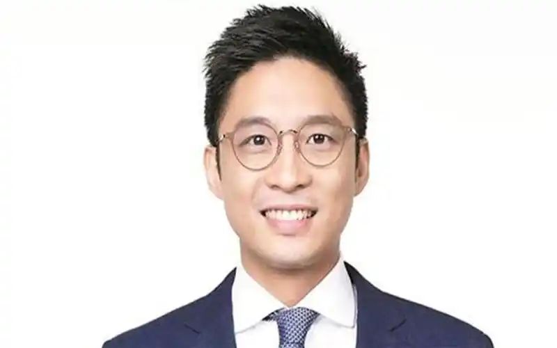 霍启山年轻有为,助力香港明星队与村超比赛,发言水平不输霍启刚