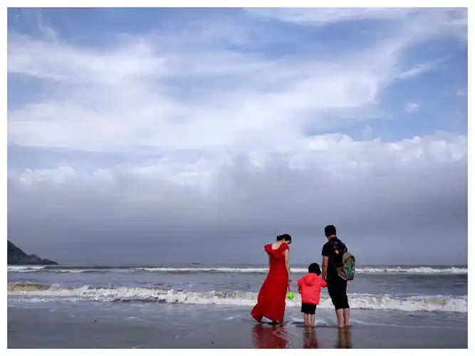 海边的一家三口