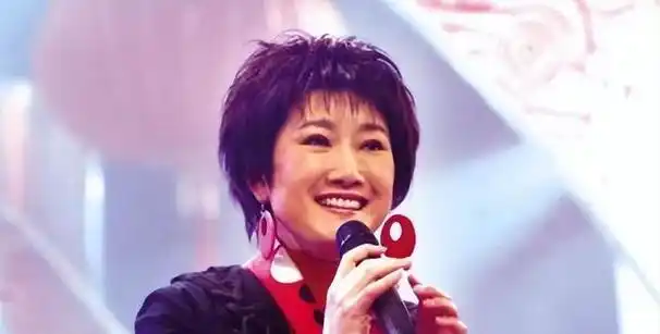 因为年龄相差太大,成方圆的父母起初对这段感情并不是很支持.