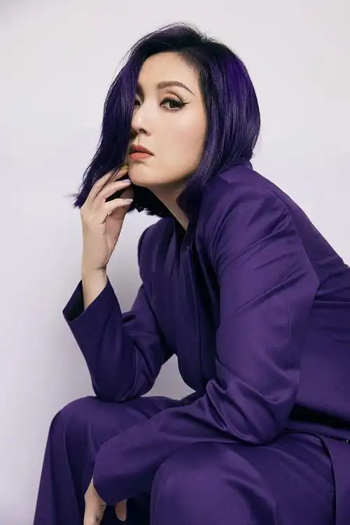杨千嬅声生不息舞台珍重造型写真紫发配紫西装摩登酷飒
