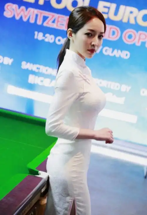 王钟瑶绝对称得上"最美台球裁判",这身材和颜值不出道可惜了