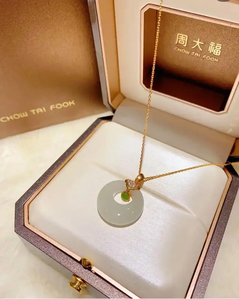 周大福和田玉吊坠 温柔了岁月 静好了时 - 抖音