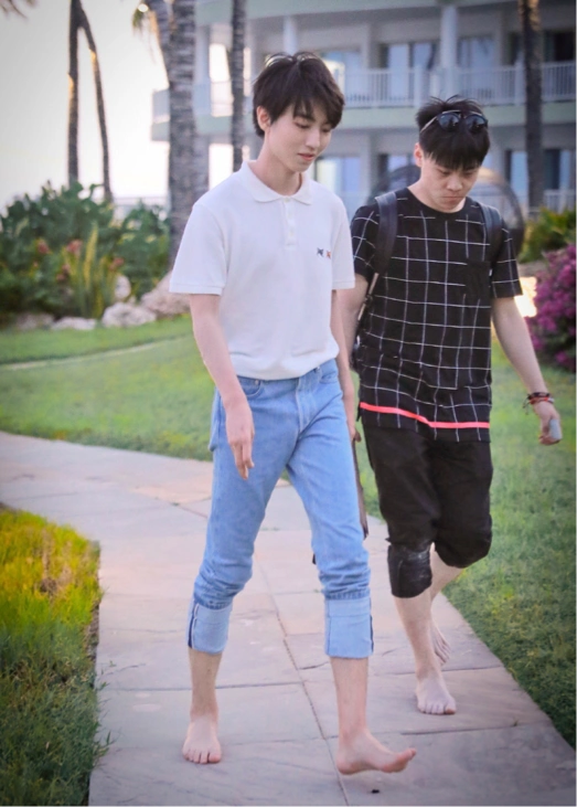 王俊凯白t浅色牛仔裤,光脚走石板路,网友:太接地气了!