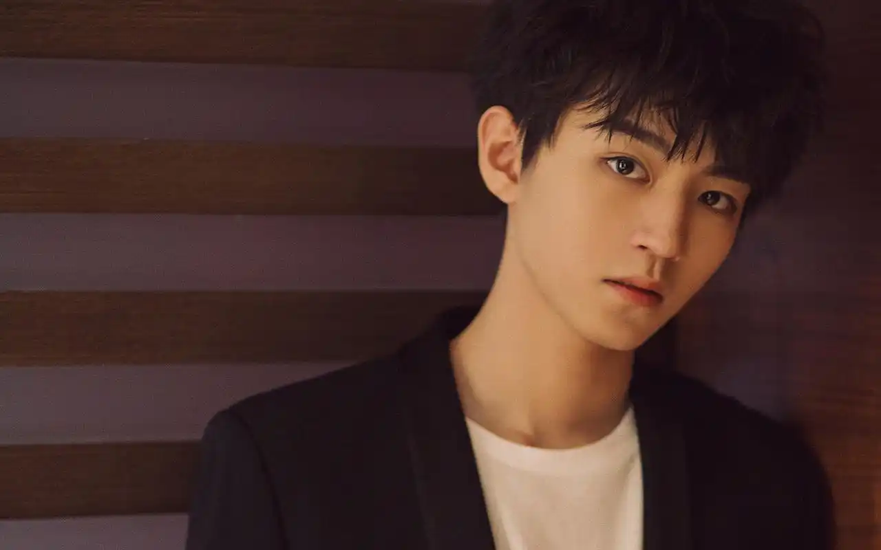 王俊凯优雅绅士风高清桌面壁纸