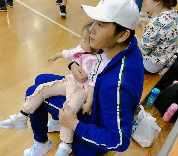 伊能静女儿米粒过生日,低头许愿的样子超像秦昊.