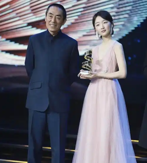 周冬雨以"谋女郎"的称号出道后,多次在公开场合表达对张艺谋的感谢,称