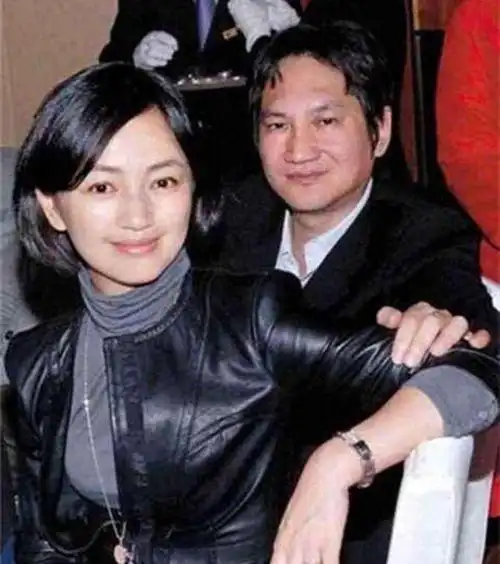 回顾"狠人"罗海琼:37岁嫁人42岁拼二胎,老公长得不帅却很有钱