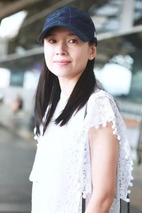 董洁就算变老也很真实,素颜直面镜头,虽然法令纹明显,却不丑