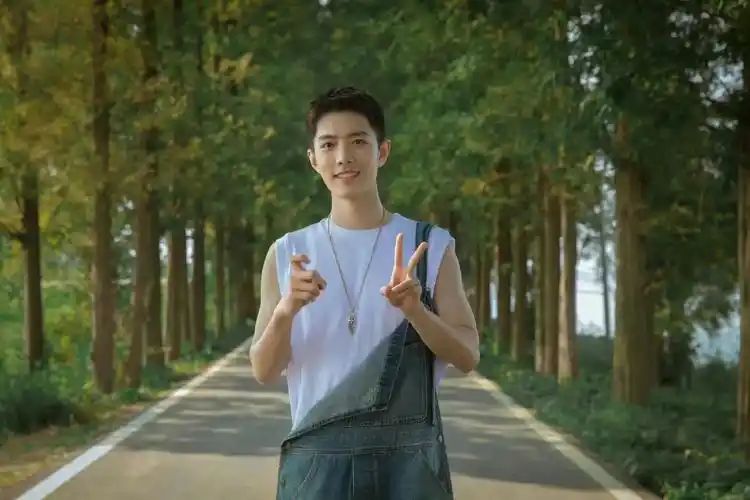 肖战 #肖战rio全球品牌代言人 肖战还是那个又萌又帅爱笑 - 抖