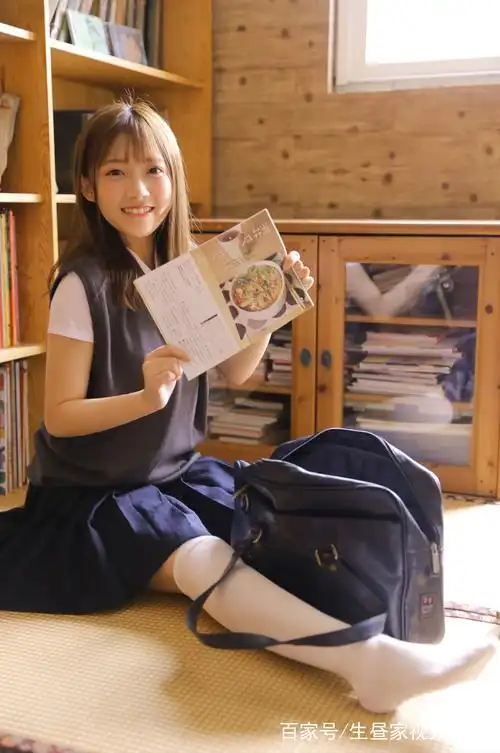 齐刘海学生装少女,这笑容比阳光还明媚
