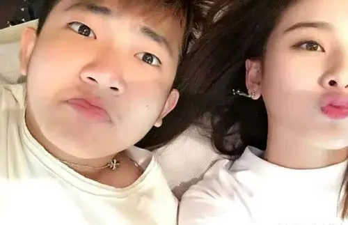 宋祖儿关晓彤同是95后,和男友合影中却一个奔放一个满脸清纯气息