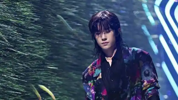 易烊千玺双11野花舞台##易烊千玺双11爱情鸟舞台