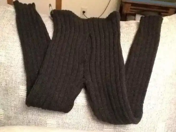 小时候真的比现在怕冷除了棉毛裤还要穿上厚实的毛线裤这毛线裤可都是