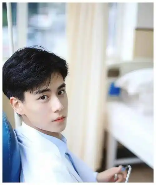 独具魅力的胡一天,俊朗风度惹人爱,超乎寻常!_认可_演技_爱情