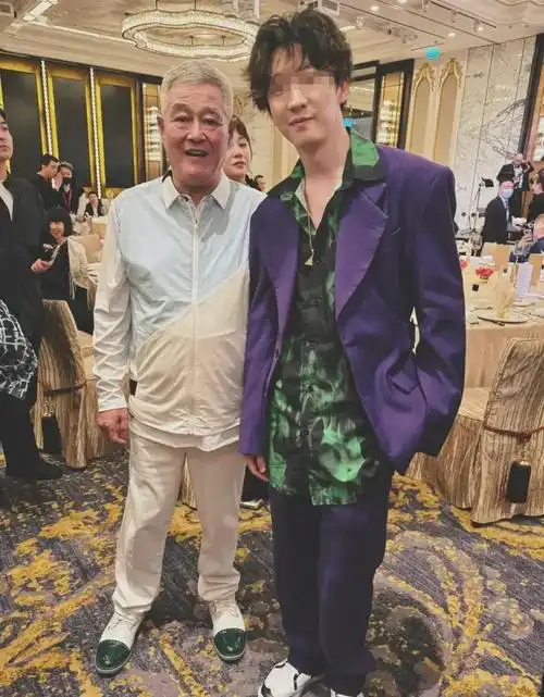 赵本山率宋小宝澳门参加喜剧节,二人打扮时尚引关注,不输年轻人