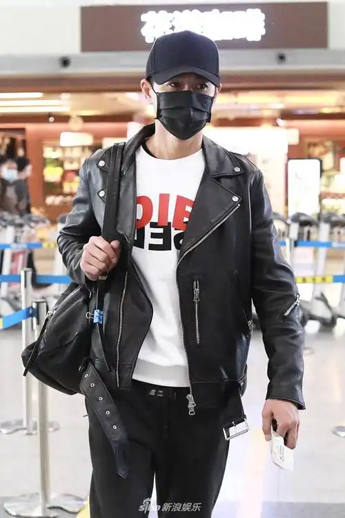 组图:乔振宇低调现身机场 皮衣配单肩包简约帅气走路带风