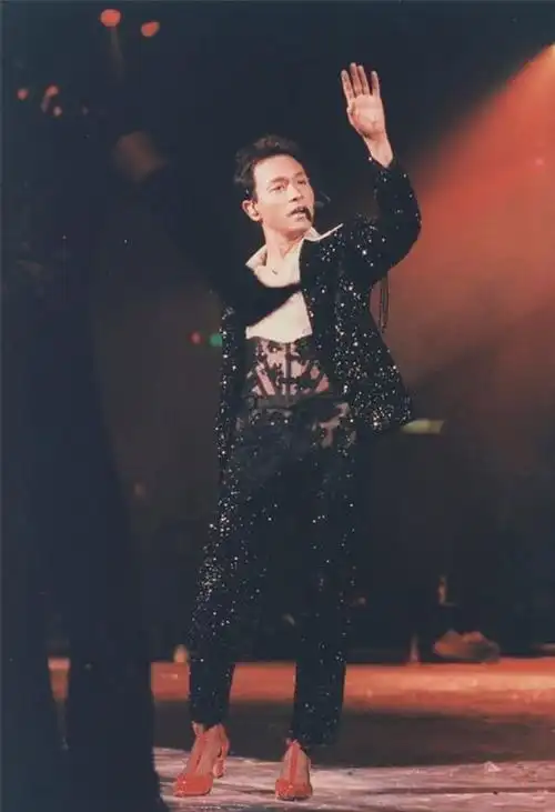 都说蔡徐坤是娘炮而张国荣涂口红穿高跟鞋为什么没人说