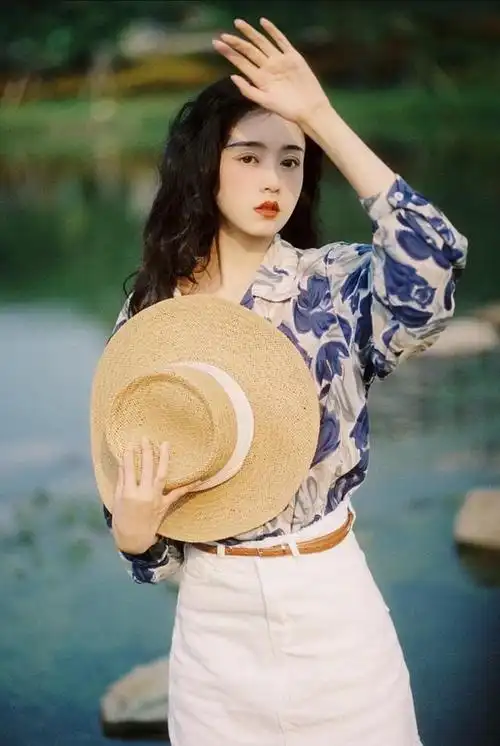 人像拍照姿势不单调,草地人像这样拍,简约好看很加分