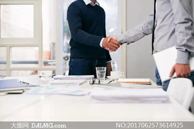 职场人物握手合作商务场景高清图片