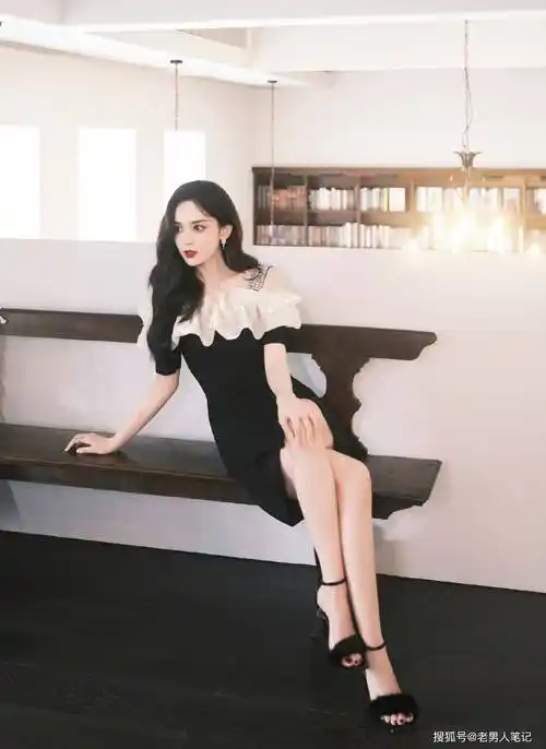 古力娜扎红唇美腿,一身黑色长裙,清新治愈明艳烂漫_时尚_姐姐_造型