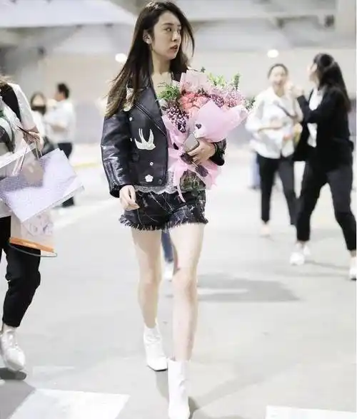 王晓晨越来越有魅力了,流线型牛仔短裤和皮夹克女人味十足!