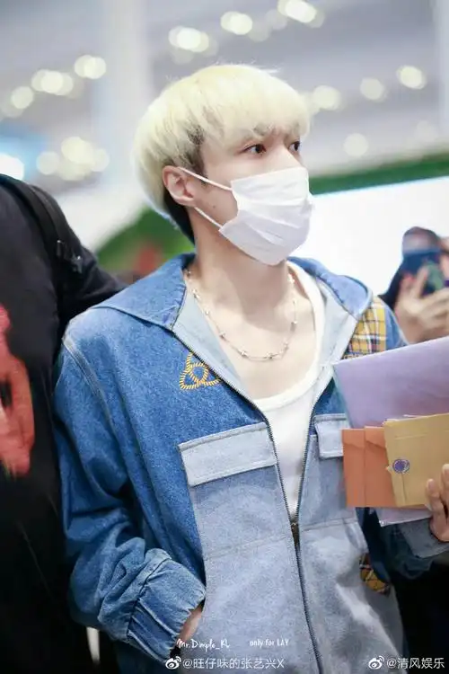 张艺兴广州机场出发饭拍