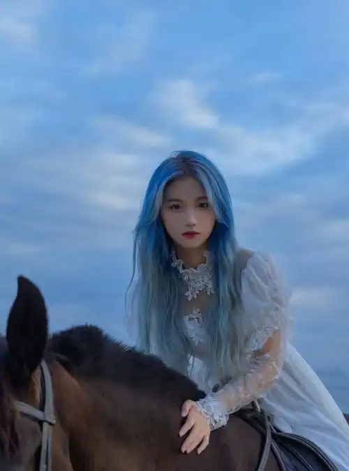 蓝发美女太美了就像二次元的公主出走了