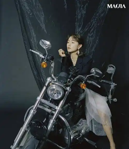 原创原创38岁万茜携女儿过儿童节短裤配翅膀好抢镜3岁女儿马尾辫更潮