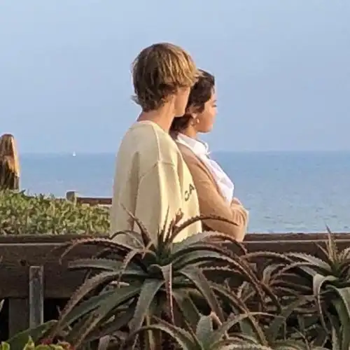 新浪娱乐讯 比伯justin bieber与赛琳娜selena gomez被拍到一起在加州