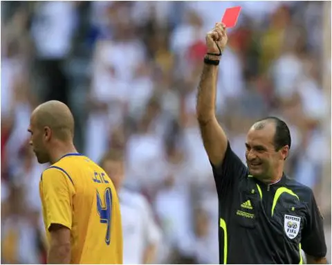 红牌彻底摧毁瑞典队希望 主裁判判罚是否有争议