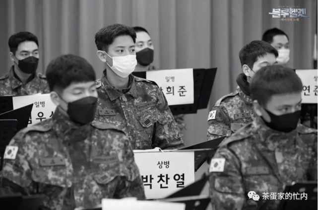 exo朴灿烈最新军装照在人群中最耀眼的朴西西