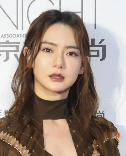 1/ 12 戚薇的脸型本来就很小,加上蓬松的偏分造型,太美了.