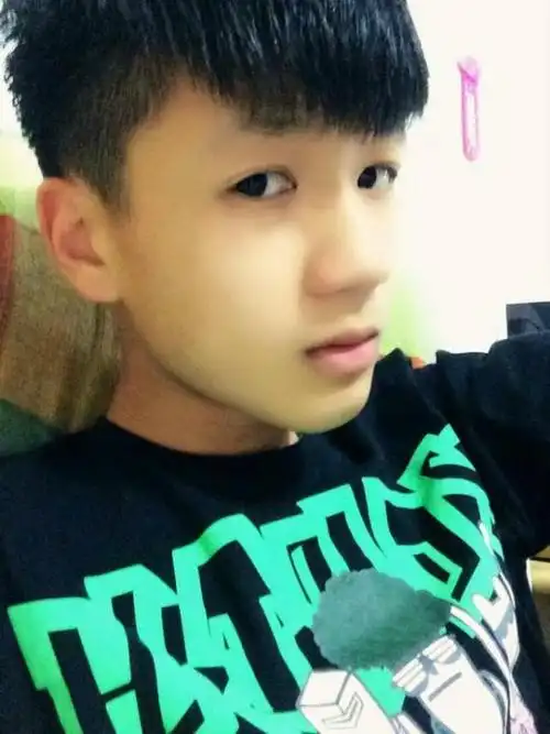 跪求一组17岁左右帅哥照片.三张以上~【采纳】