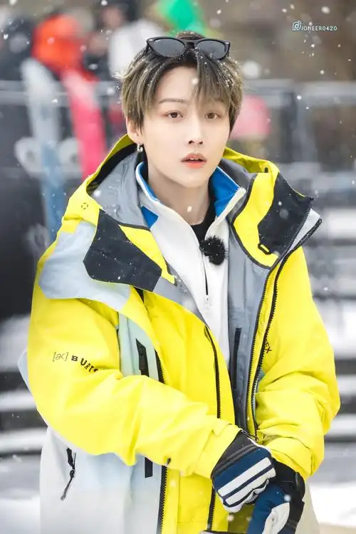 半背头 漏出饱满的额头和美丽的桃花眼 清爽帅气又带些妩媚#刘雨昕