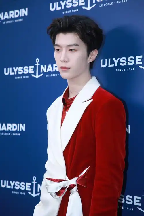 范丞丞着红西装现身 身材比例优越造型贵气满满