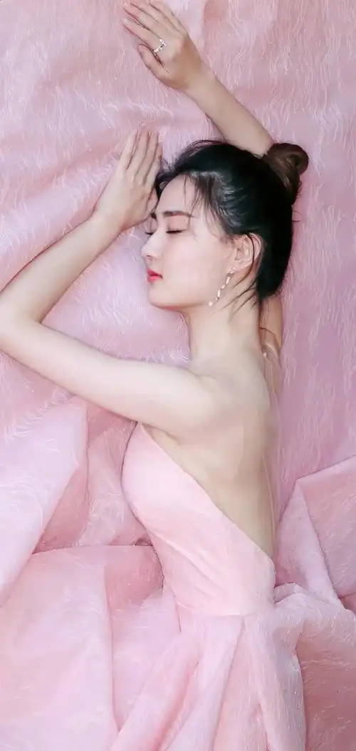 徐璐高清魅力写真,优雅迷人!__财经头条