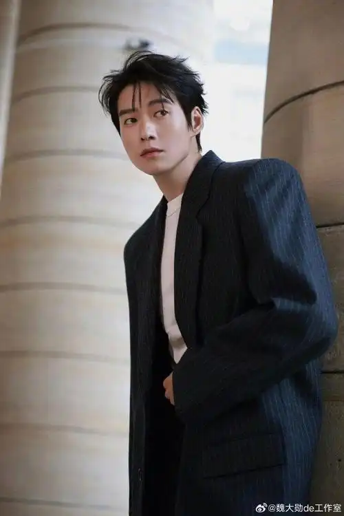魏大勋晒巴黎时装周看秀造型图!__财经头条