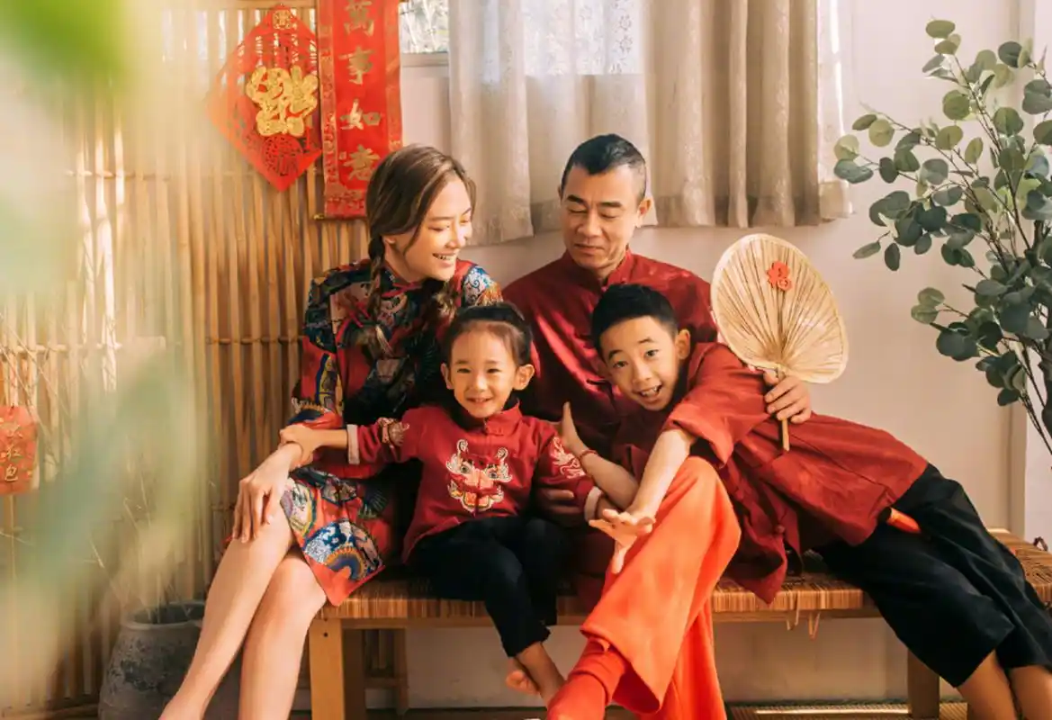 陈小春一家四口,而hoho就是一个男孩子