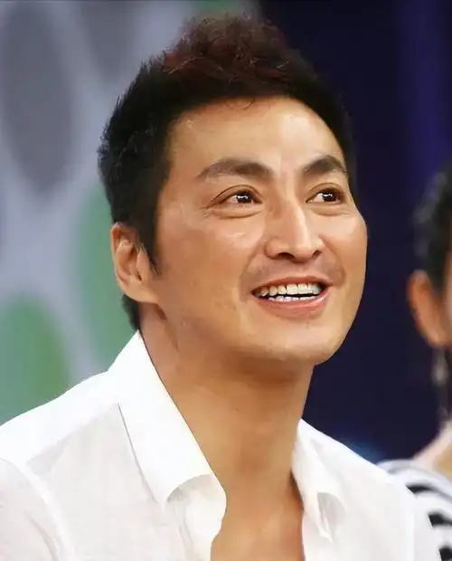 何家劲在配文中还表示:不要老说我欺负小朋友,这场球赛只有60岁以上的