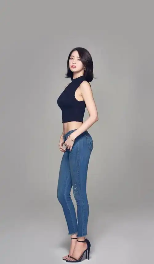 美女穿紧身牛仔裤完美的身材比例性感与气质兼备