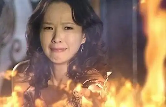 《第八号当铺》结局:阿精去当铺想要偷莫飞的灵魂,韩诺出面阻止,危急