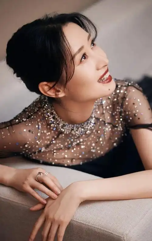 刘敏涛端庄优雅恬静写真,楚楚动人!__财经头条