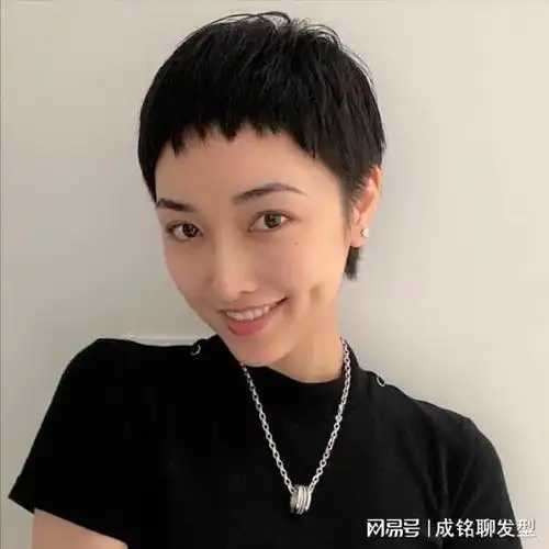 不烫不染又自然的短发来了,清爽干练又不失时尚感,主要是显脸小|发型