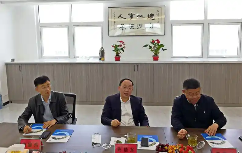 公司董事长谢正泽陪同史桂龙主任一行深入到生产车间进