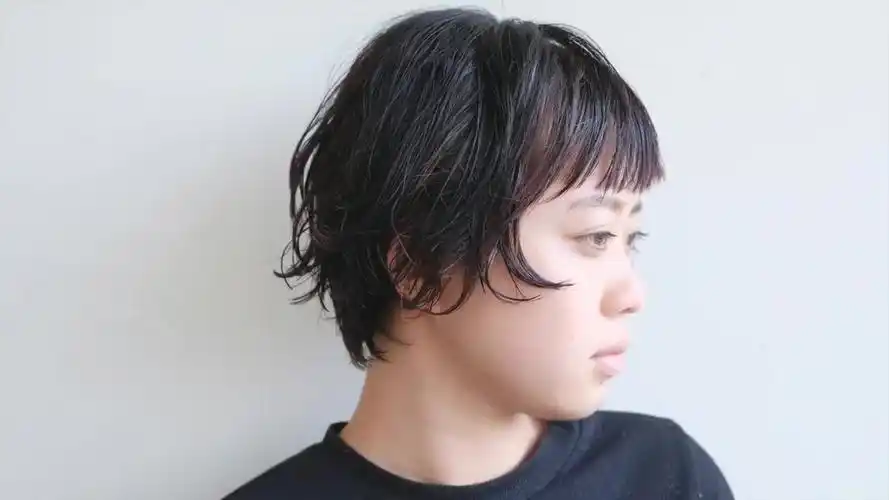 【流行发型】越来越多妹子选择"半盖耳"短发,烫过的就是不一样,知性有