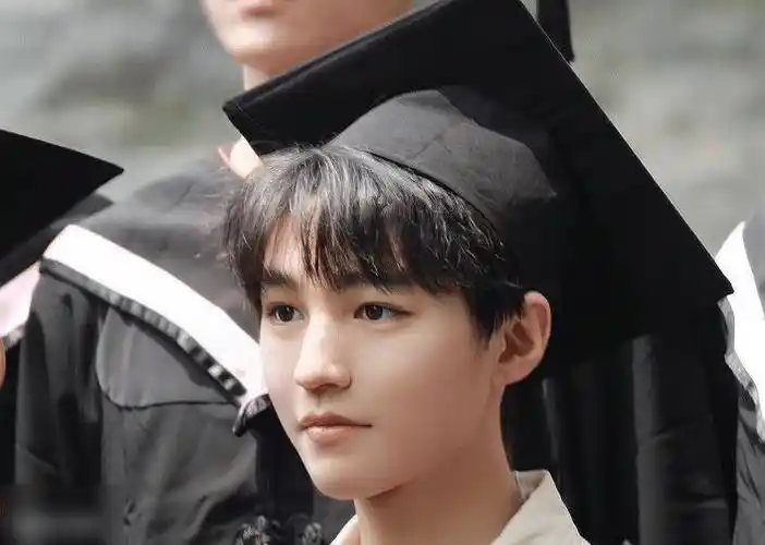 原创王俊凯真人长啥样?回北电拍毕业照被偶遇,生图状态看呆我了