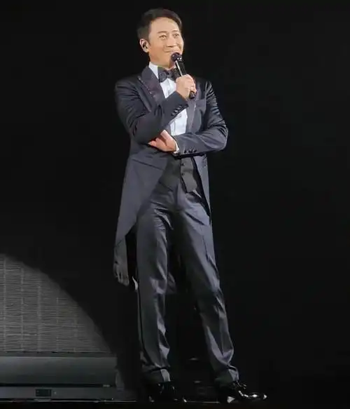 黎明盛大演唱会:众多名人捧场,快歌坐着唱成亮点 _香港明星