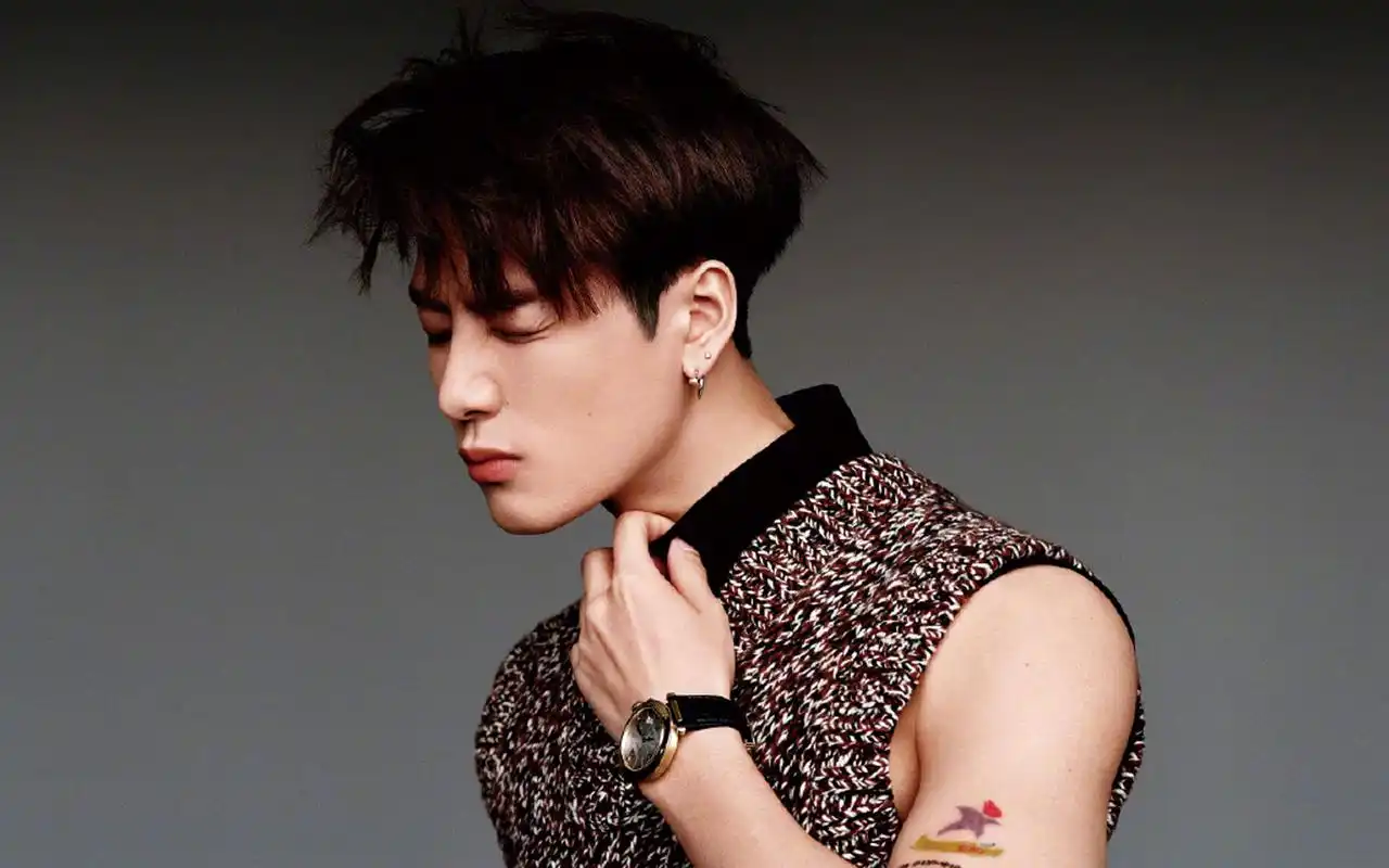 王嘉尔帅气撩人写真桌面壁纸