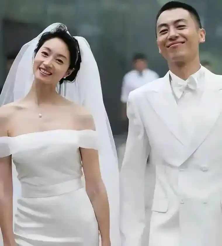 朱亚文,结婚8年妻子不会做饭,两个女儿却都成小棉袄,甜蜜幸福