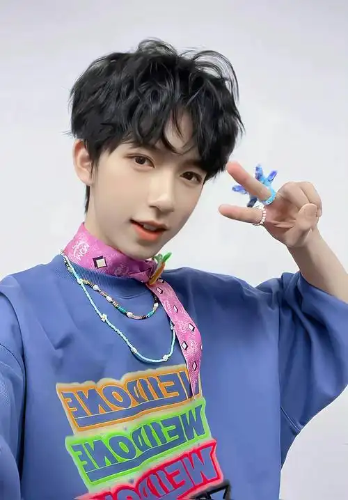 实是又帅又可爱的不管别人死活了 672/ 6贺峻霖晒自己昨天的新发型